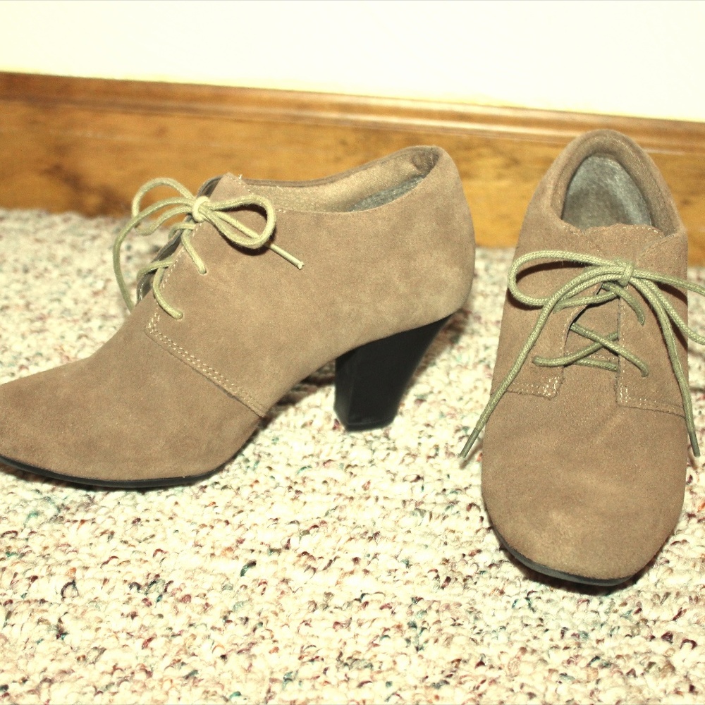Clarks Light Brown Suede Lace-Up with 2" heel